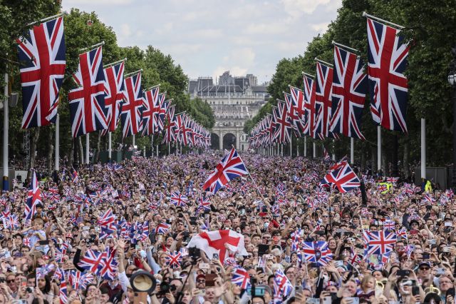 영국 여왕 엘리자베스 2세의 즉위 70주년을 맞아 왕실 구성원들의 등장을 기다리는 시민들이 런던 버킹엄궁 앞 거리인 '더 몰'(The Mall)을 가득 메우고 있다. 연합뉴스
