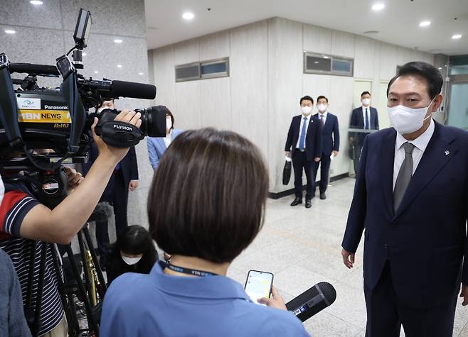 윤석열 대통령이 3일 오전 서울 용산 대통령실 청사로 출근하며 기자들의 질문에 답하고 있다. [연합]