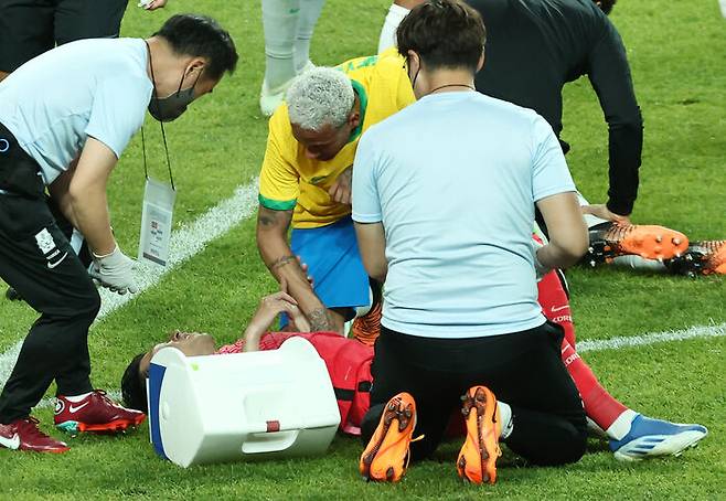 2일 열린 한국-브라질 평가전에서 쓰러져 있는 손흥민을 걱정하는 네이마르의 모습. (사진=연합뉴스)