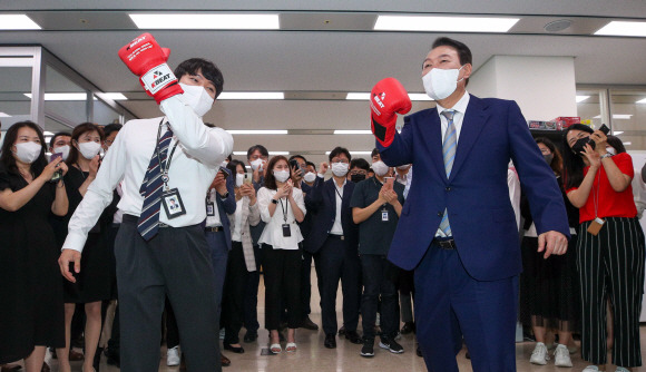 생산과 투자, 소비 등이 동시 악화하는 등 우리 경제가 대내외적 위기를 맞고 있는 가운데 경제활력 회복을 위해 규제철폐 등 개혁이 시급하다. 사진은 윤석열 대통령이 지난 달 26일 정부세종청사에서 권투 글로브를 선물 받은 뒤 ‘규제 타파’ 등을 외치며 어퍼컷 세리머니를 하는 모습. 박지환 기자