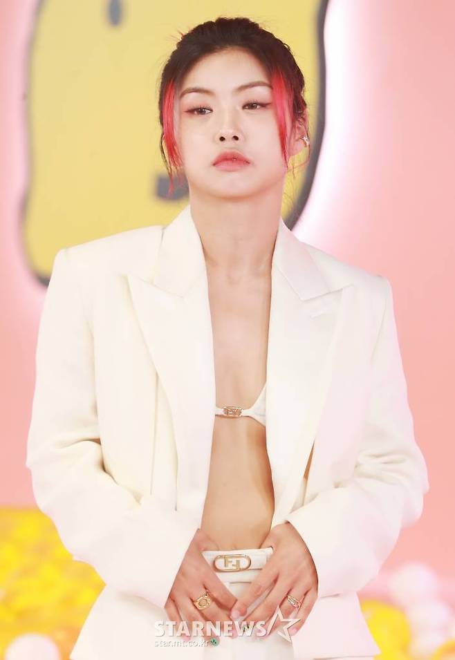 안무가 아이키가 3일 오전 서울 성수동 한 카페에서 진행된 JTBC 예능 '플라이 투 더 댄스' 제작발표회에 참석해 포즈를 취하고 있다.  국내 가장 핫한 댄서들이 스트릿 댄스의 본고장인 미국에서 펼치는 댄스 버스킹 리얼리티 '플라이 투 더 댄스'는 오늘(3일) 첫 방송된다. /2022.06.03 /사진=이동훈 기자 photoguy@