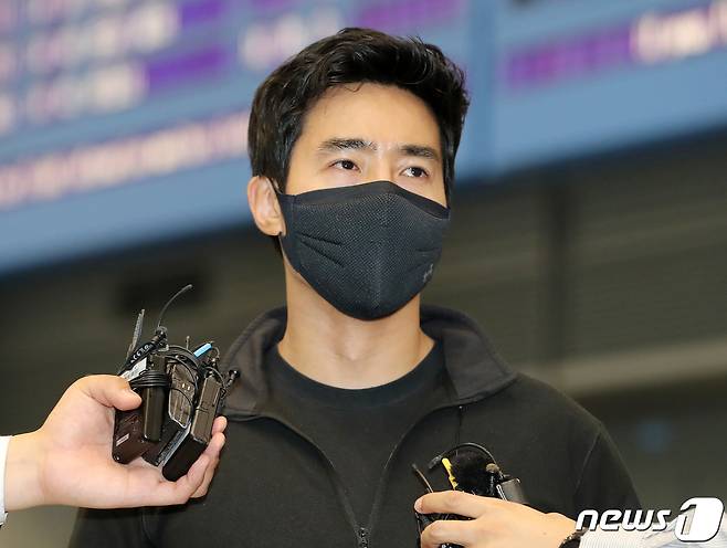 (서울=뉴스1) 최서영 기자 = 우크라이나 국제 의용군으로 참전한 유튜버 이근(38) 전 대한민국 해군 특수전전단(UDT/SEAL) 대위가 지난달 27일 인천공항을 통해 귀국해 취재진 질문에 답하고 있다.  © News1 박세연 기자