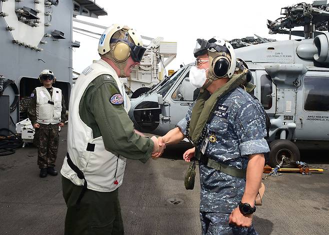 지난 2일 해군 환태평양훈련전단장 안상민(오른쪽) 준장이 USS Ronald Reagan(CVN-76)에 도착해 미 5항모강습단장이자 CTF-70 사령관인 마이클 도넬리(Michael Donnelly) 준장과 악수하고 있다. /합동참모본부