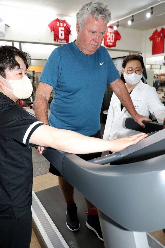 거스 히딩크 감독이 송준섭 강남제이에스병원 원장(오른쪽)이 지켜보는 가운데 러닝머신 걷기 테스트를 하고 있다. 이훈구 기자 ufo@donga.com