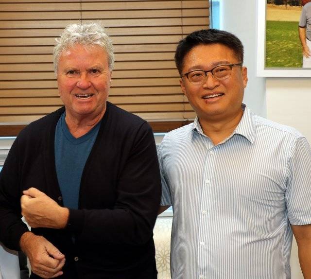 거스 히딩크 감독(왼쪽)이 인터뷰가 끝난 뒤 본보 양종구 기자와 활짝 웃고 있다. 이훈구 기자 ufo@donga.com