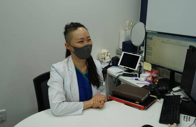 6일 서울 강동구에 위치한 강동성심병원 진료실에서 김결희 임상조교수가 이야기하고 있다. 김가윤 인턴기자