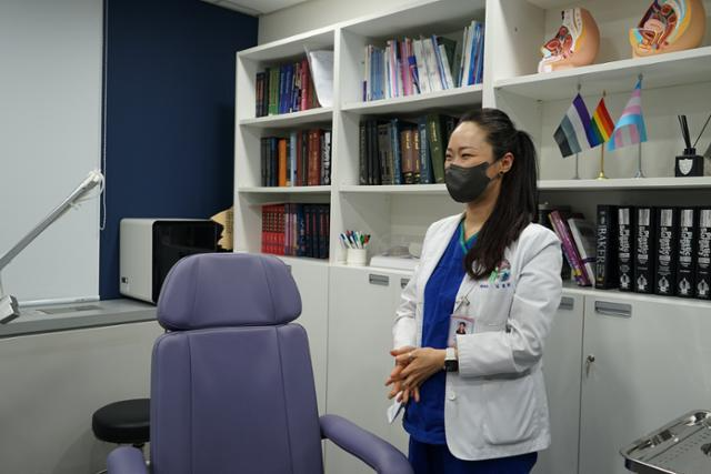 성소수자, 트랜스젠더, 무성애자 자긍의 깃발이 놓인 진료실에서 김결희 교수가 말하고 있다. 김가윤 인턴기자