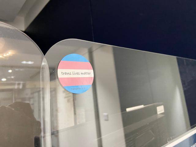 강동성심병원 성형외과에 '트랜스젠더의 목숨도 중요하다'고 쓰인 스티커가 붙어 있다. 김가윤 인턴기자