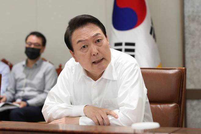 윤석열 대통령이 5월 30일 용산 대통령실에서 수석비서관회의를 주재하면서 모두발언을 하고 있다. 윤 대통령은 회의에서 “가용수단을 총동원해 국민의 생활물가 안정에 총력을 다해달라”고 당부했다. / 대통령실사진기자단