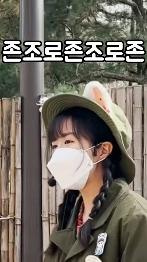 ‘소울리스좌’라는 별명이 붙은 에버랜드 캐스트(기간제 노동자) 김한나씨(23)가 놀이기구인 ‘아마존 익스프레스’ 안내 멘트를 하고 있는 모습 / 유튜브 화면 갈무리