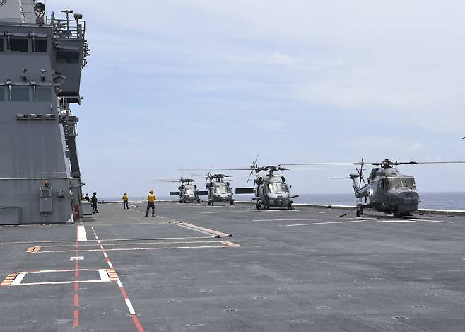 The US Navy's MH-60 helicopters take off from the flight deck of South Korea's 14,500-ton Marado amphibious assault ship. (South Korea's Joint Chiefs of Staff)