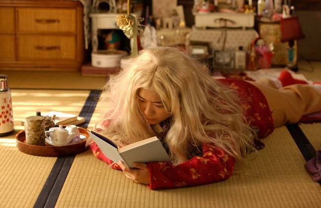 대부분의 시간을 집에 머물며 책만 읽는 조제는 생각이 많다.<사진 제공=엔케이컨텐츠>