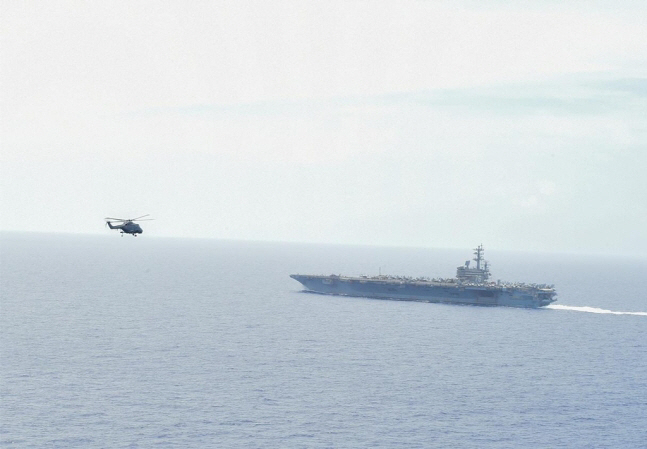 일본 오키나와 동남방 공해상에서 한미 해군의 연합 훈련이 벌어진 지난 2일 미국 핵추진 항모 로널드레이건호를 향해 미국 해상작전헬기 MH-60이 비행하고 있다.[사진 제공 = 연합뉴스]