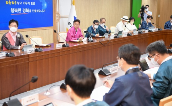 이철우 경북지사가 3일 한복 근무복을 입고 간부회의를 열고 있다.[경북도 제공]