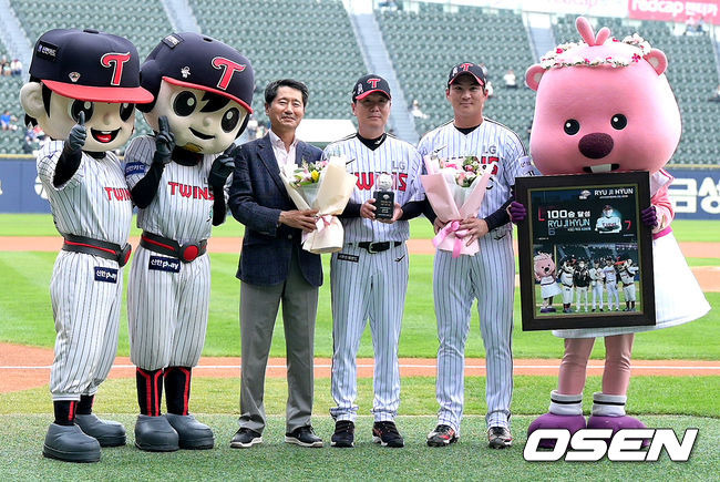 [OSEN=잠실, 지형준 기자] 4일 SSG와 경기에 앞서 류지현 감독의 100승을 축하하는 행사가 열렸다. 김인석 LG 스포츠 대표이사, 류지현 감독, 오지환이 사진 촬영을 하고 있다. 2022.06.04 /jpnews@osen.co.kr