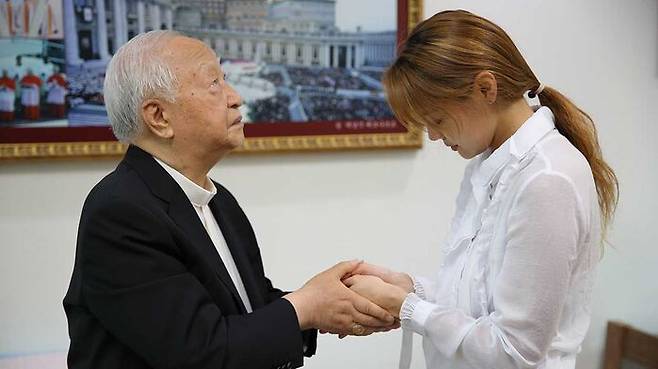 정진석 추기경이 안현모를 축복하는 모습