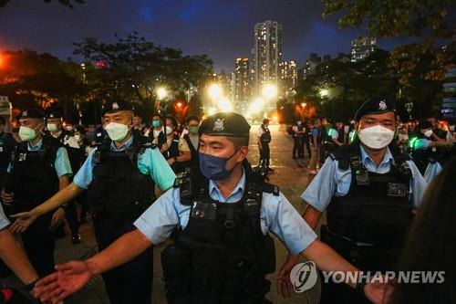 빅토리아파크에서 사람들 해산시키는 경찰관들 [로이터=연합뉴스]