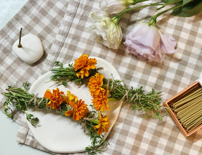 LG 틔운 미니로 키운 메리골드로 스머지 스틱을 직접 만들어봤다./사진=백유진 기자 byj@