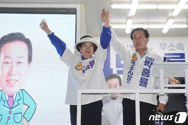 손혜원 전 의원(왼쪽)이 6·1지방선거에서 박홍률 무소속 목포시장 후보 선대위 총괄위원장을 맡아 선거를 도왔다.(박홍률 후보 캠프 제공)/뉴스1 © News1