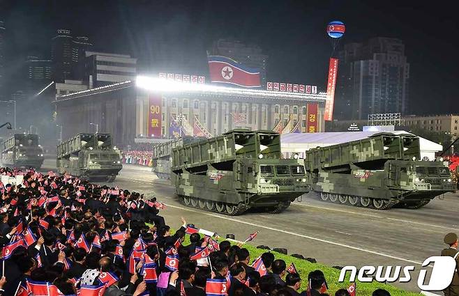 (평양 노동신문=뉴스1) = 북한이 지난 4월24일 평양 김일성광장에서 조선인민혁명군 창건 제90주년 열병식을 개최했했다. [국내에서만 사용가능. 재배포 금지. DB 금지. For Use Only in the Republic of Korea. Redistribution Prohibited] rodongphoto@news1.kr