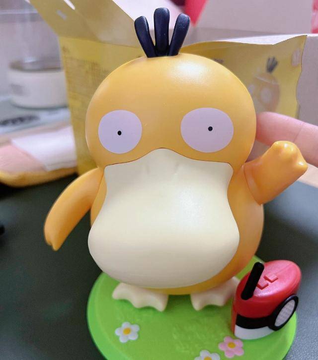 중국 KFC가 중국의 어린이날(6월 1일)을 앞두고 사은품으로 증정한 고라파덕 인형(사진)이 최근 소비자들의 큰 인기를 끌며 품귀 현상을 빚었다. 웨이보 캡처