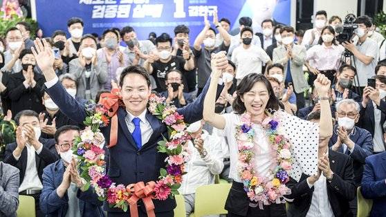 지난 2일 오전 더불어민주당 김한규 제주시을 국회의원 보궐선거 당선인 부부가 제주시 중앙로 선거사무소에서 당선이 확실해지자 꽃목걸이를 걸고 세리머니를 하고 있다. 연합뉴스