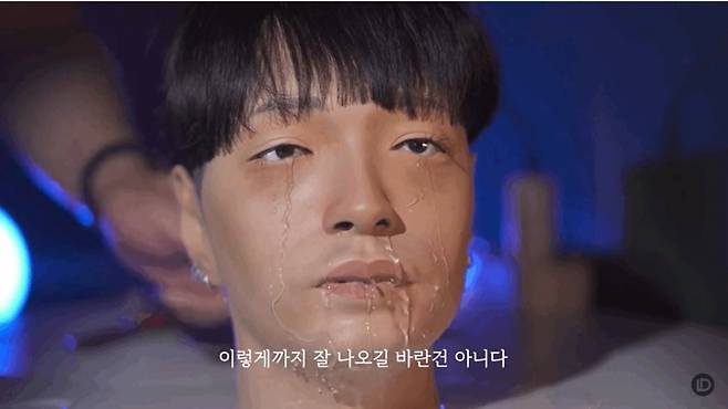 쌈디 모습을 본 따 만든 정수기. /사진=딱지 DDAKG 유튜브 캡처.