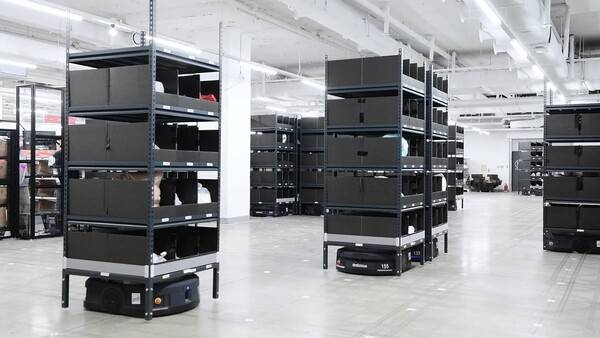 물류센터에 있는 무인반송차(AGV). 사진=딜리셔스 제공