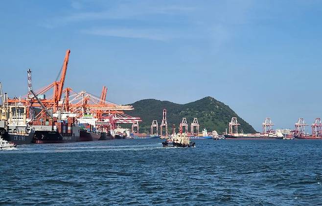북항 재개발 2단계 개발지 앞 내항에서 본 항만 ⓒ데일리안