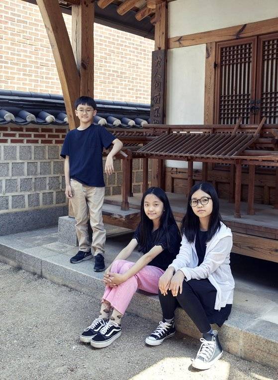 소중 학생기자단이 목구조 조립 단계를 마친 한옥 축소 모형을 통해 한옥의 구조를 살펴봤다.