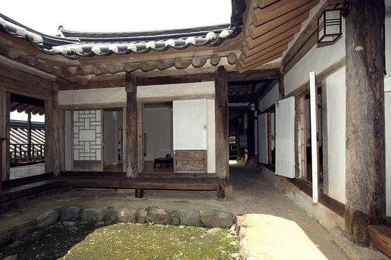 경주 양동마을 향단. 중앙포토.