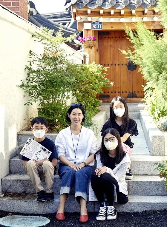 서준원(맨 왼쪽에서 두 번째) 대표의 해설을 곁들여 양옥과 한옥이 공존 중인 계동길을 탐방한 소중 학생기자단.