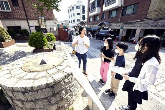 서준원 대표가 서울시 종로구 계동길에 있는 석정보름우물에 대해 설명했다. 상수도 시설이 도입되기 시작한 20세기 초 이전까지 우물은 마을이 형성되는 데 중요한 역할을 했다.