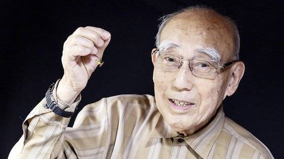 지난달 31일 일본 도쿄도 히가시야마토시 자택에서 삼성 반도체 시작을 알린 64K D램 개발 성공(1983년) 기념품을 들어 보이는 하마다 시게타카 박사. 권혁재 사진전문기자