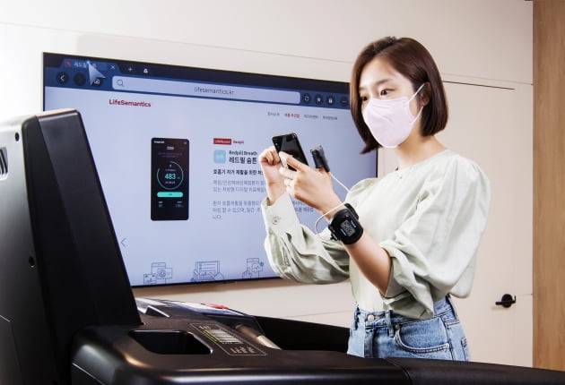 기자가 라이프시맨틱스의 디지털치료제 '레드필 숨튼'을 체험하고 있다.[이승재 기자]