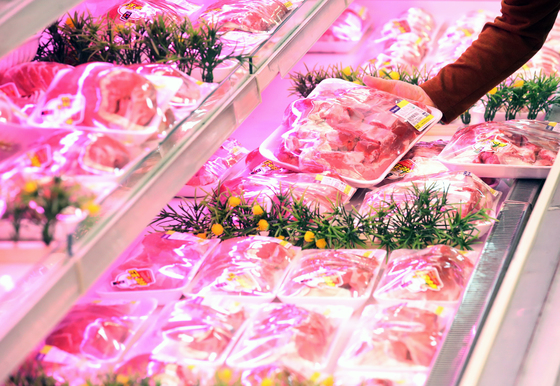 (서울=뉴스1) 송원영 기자 = 25일 서울 한 대형마트 정육매장에서 시민들이 돼지고기를 살펴보고 있다. 한국은행에 따르면 4월 축산물과 수산물 물가는 전월 대비 각각 7.4%, 2.6% 올랐다. 돼지고기가 무려 28.2% 올라 가장 많이 오른 품목으로 집계됐다. 2022.5.25/뉴스1