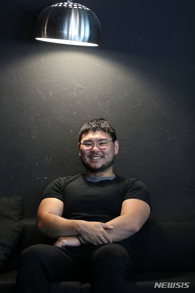 [서울=뉴시스] 백동현 기자 = 배우 한상조가 지난 24일 오후 서울 마포구 한 카페에서 뉴시스와 인터뷰에 앞서 사진촬영하고 있다. 2022.05.29. livertrent@newis.com