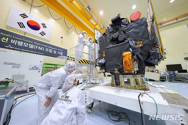 [서울=뉴시스]오는 8월 발사를 앞둔 달탐사선 '다누리'가 발사장 이송 전 최종 점검 작업이 이뤄지고 있다. (사진=한국항공우주연구원 제공) 2022.06.06