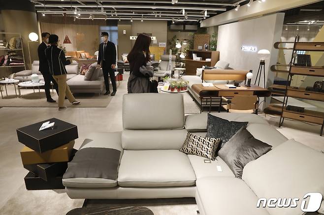 서울 한샘디자인파크 마포점에서 고객들이 매장을 둘러보고 있다.  2021.12.9/뉴스1 © News1 박세연 기자