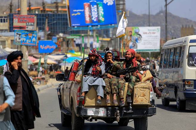 지난달 26일(현지 시각) 탈레반 대원들이 아프가니스탄 수도 카불을 순찰하고 있다. /EPA 연합뉴스