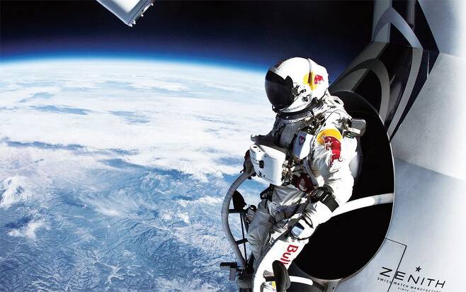 오스트리아의 스카이다이버 펠릭스 바움가르트너가 2012년 10월 4일 레드불이 준비한 '우주 낙하' 이벤트를 위해 지상 3만9000m 상공에서 지구를 향해 뛰어 내릴 준비를 하고 있다. /레드불