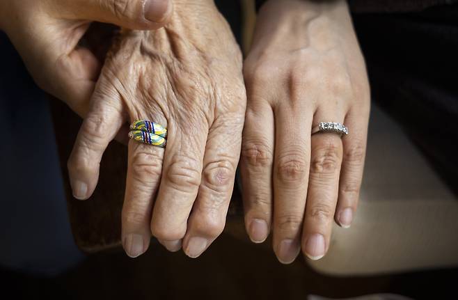 하마다 여사와 향자씨가 손을 나란히 하여 서로가 준 반지를 보여주고 있습니다. 34년 전 맞잡았던 손이 오늘에까지 이르게 한 겁니다.