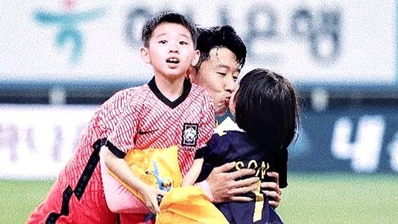 손흥민은 SNS에 두 조카와 찍은 사진을 올리며 센추리클럽 가입을 자축했다. [사진 손흥민 인스타그램]