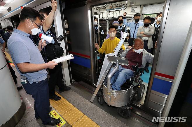 [서울=뉴시스] 백동현 기자 = 전국장애인차별철폐연대(전장연) 회원들이 7일 오전 서울 중구 회현역 승강장에서 장애인권리예산 보장을 촉구하는 출근길 선전전을 하고 있다. 2022.06.07. livertrent@newsis.com