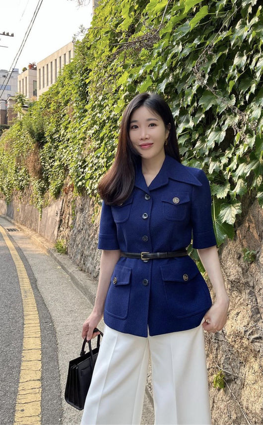 Davichi Lee Hae-ri, who is about to marriage, has been enjoying his recent situation.Lee Hae-ri posted a picture on his SNS on the 7th with an article entitled The day to eat delicious things. Lulu Hululu.Lee Hae-ri flaunted her elegant glamour in a blue top and white trousers - with a look of joyful Lee Hae-ri.Lee Hae-ris cute side shines.Lee Hae-ri will be hosting the marriage ceremony with her non-entertainment lover in July.The marriage ceremony is planned to be held in a small form with family, relatives and acquaintances, and did not disclose specific information in consideration of the prospective groom and family members.