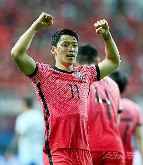 6일 대전월드컵경기장에서 열린 한국과 칠레의 축구 국가대표팀 친선경기에서 한국 황희찬이 골을 넣은 후 환호하고 있다. 대전 | 김민성 기자 marineboy@donga.com