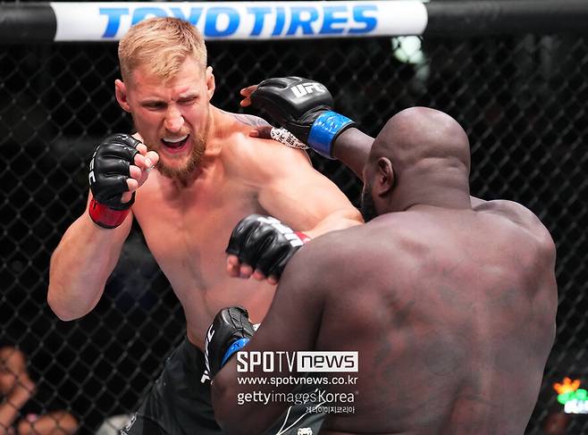 ▲ 알렉산더 볼코프는 자이르지뉴 로젠스트라이크를 1라운드 2분 12초 만에 TKO로 이겼다.