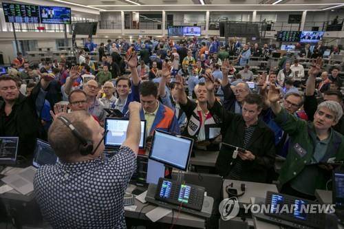 새로 문 연 시카고 옵션거래소, 호가 경매장 유지 (시카고 AFP=연합뉴스) 미국 최대 선물옵션시장 '시카고옵션거래소'가 설립지인 시카고 상품거래소 빌딩 내에 전통적 호가 경매장과 최첨단 설비가 조화된 새 객장을 열고 6일(현지시간) 영업을 시작했다. 2022.6.7. photo@yna.co.kr