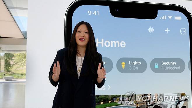 6일 열린 애플 세계개발자대회 (쿠퍼티노 로이터/애플제공=연합뉴스) 6일(현지시간) 미국 캘리포니아주 쿠퍼티노의 애플 본사에서 열린 세계개발자대회(WWDC)에서 애플 휴먼인터페이스 디자인 담당 코리 왕 프로듀서가 연설하고 있다. 2022.6.7