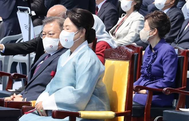 문재인 전 대통령 부부(왼쪽)와 박근혜 전 대통령이 5월 10일 오전 서울 여의도 국회 앞마당에서 열린 제20대 대통령 취임식에 참석해 자리에 앉아 있다.(사진=연합뉴스)